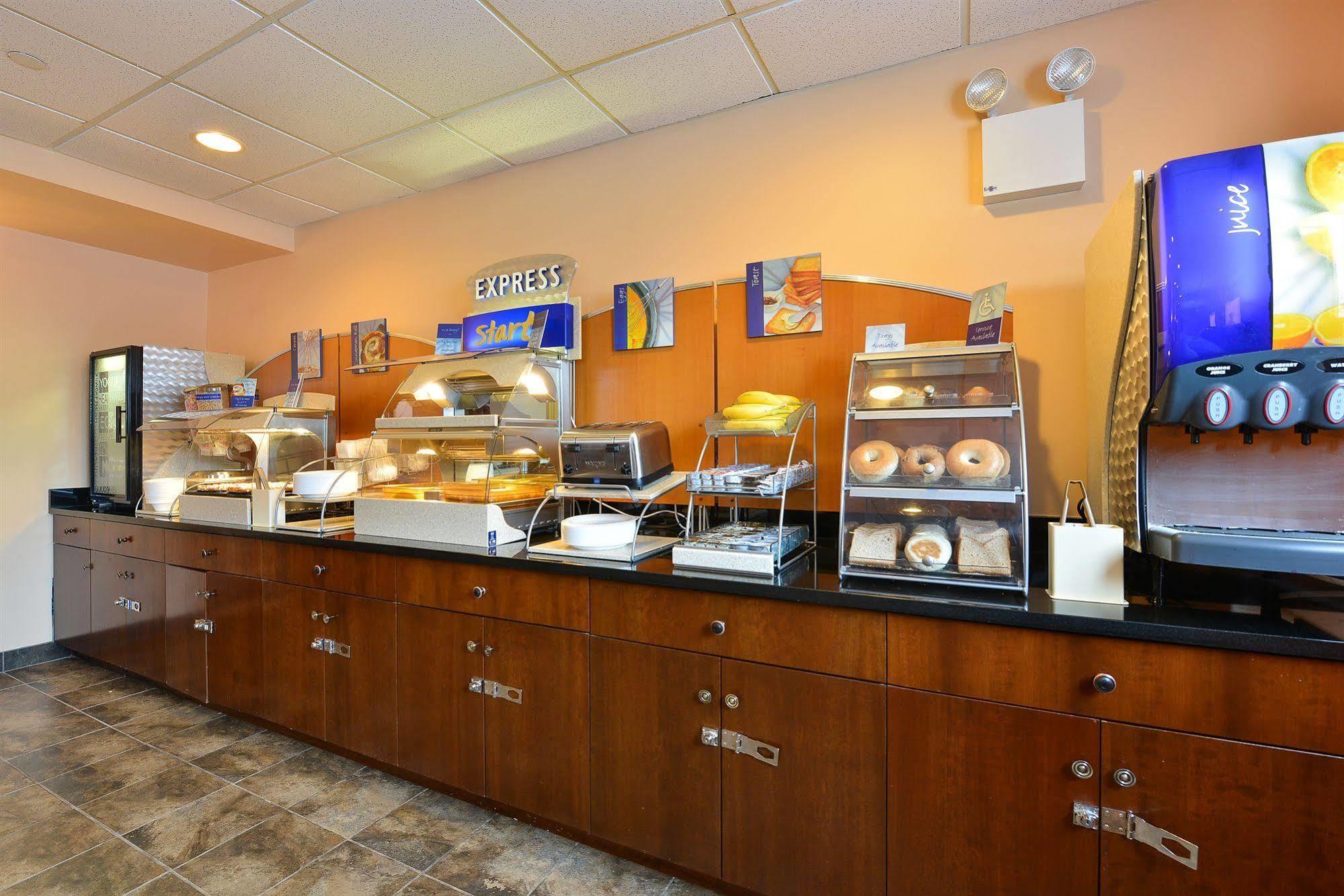 Holiday Inn Express Staten Island West, An Ihg Hotel New York Exteriör bild